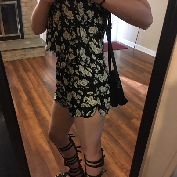 Pac Sun two piece daisy set - Picture 2 of 4